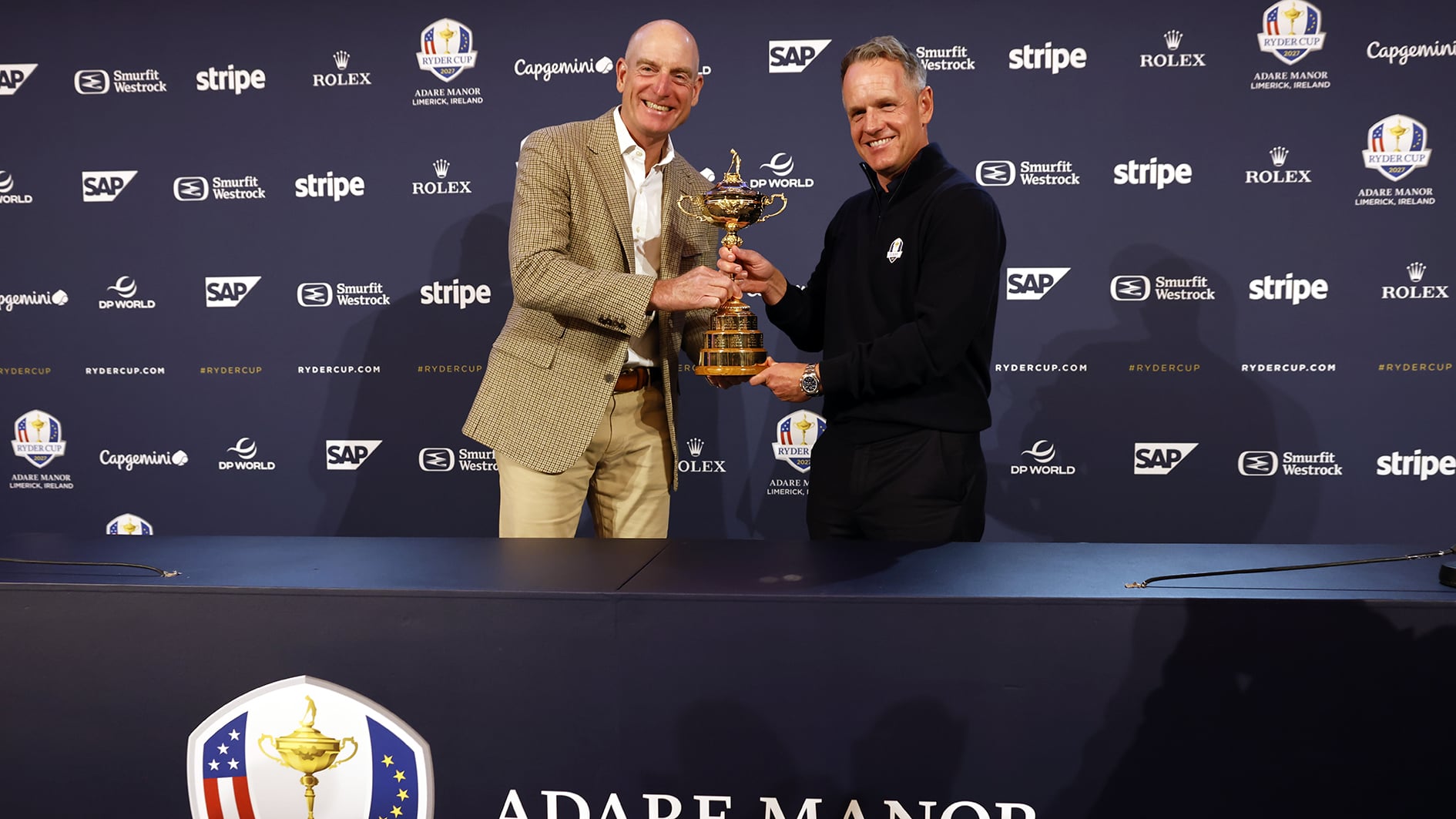 ryder cup-kaptener håller i ryder cup-pokal