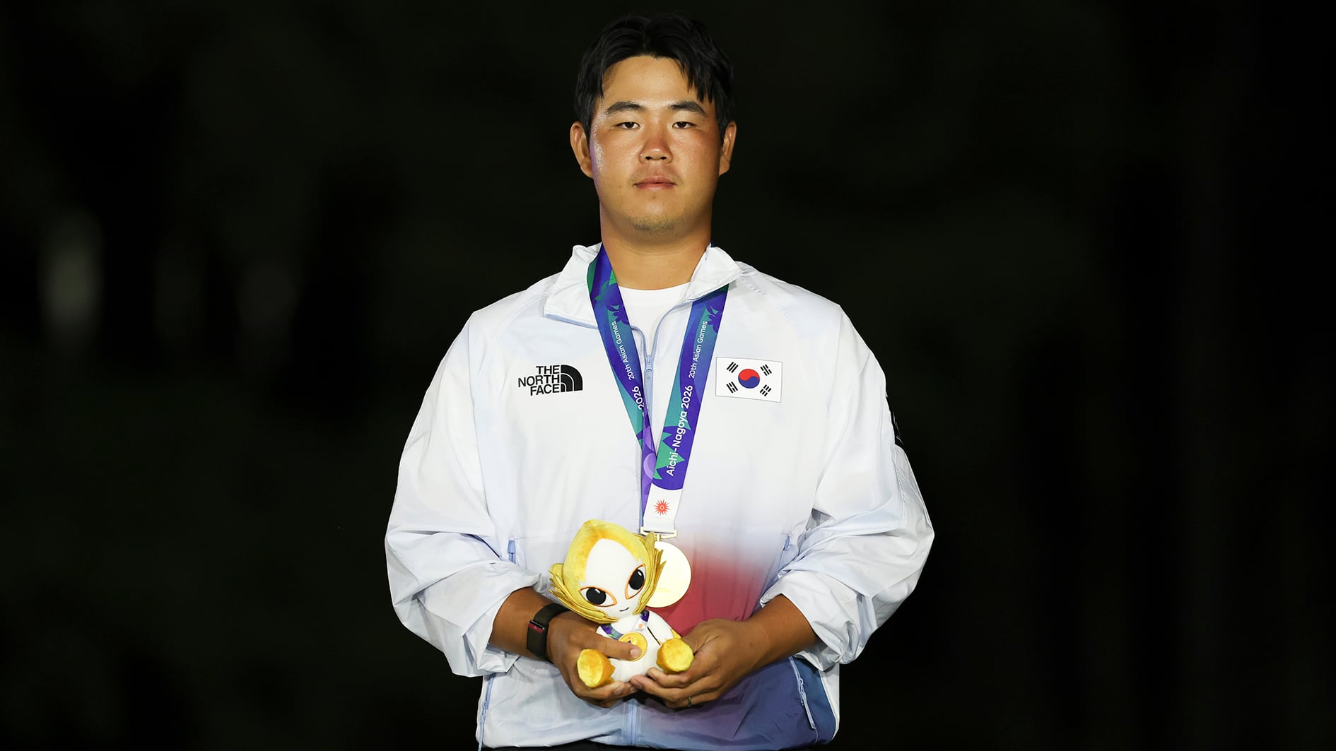 golfspelare tar emot guldmedalj