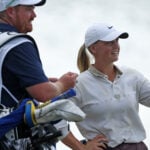 maja stark och caddie på golfbana