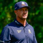 golfspelaren bryson dechambeau i blåa golfkläder