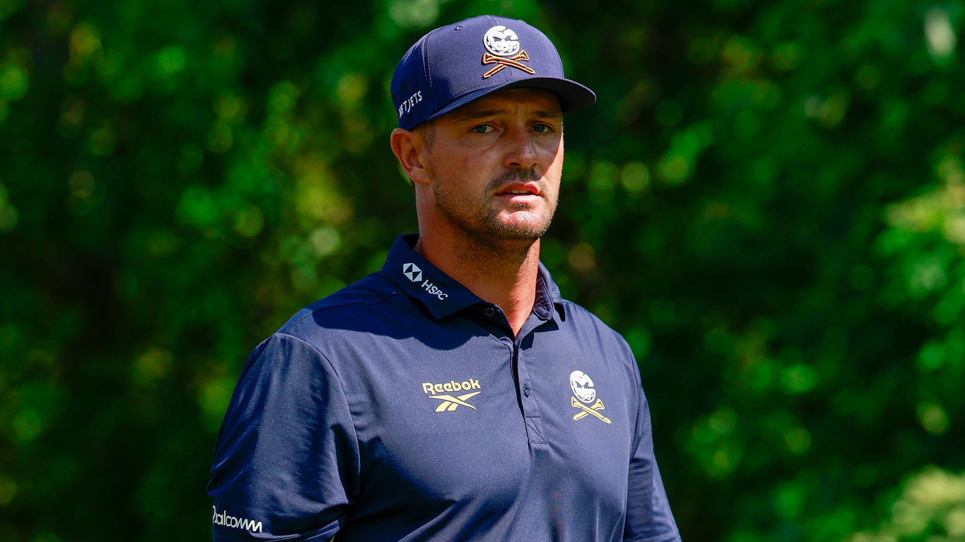 golfspelaren bryson dechambeau i blåa golfkläder