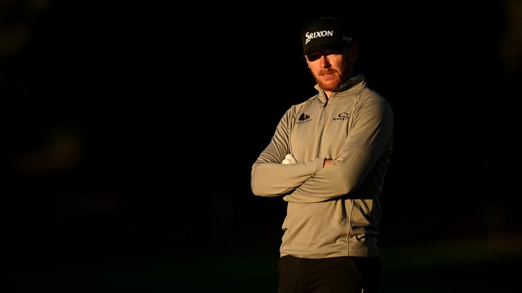 golfspelare i kvällsljus