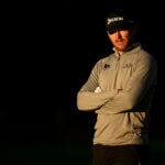 golfspelare i kvällsljus