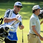 caddie och golfspelare på golfbana