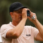golfspelaren henrik stenson använder laserkikare på golftävling