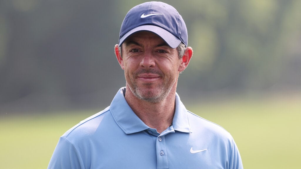 golfspelaren rory mcilroy med blåa golfkläder