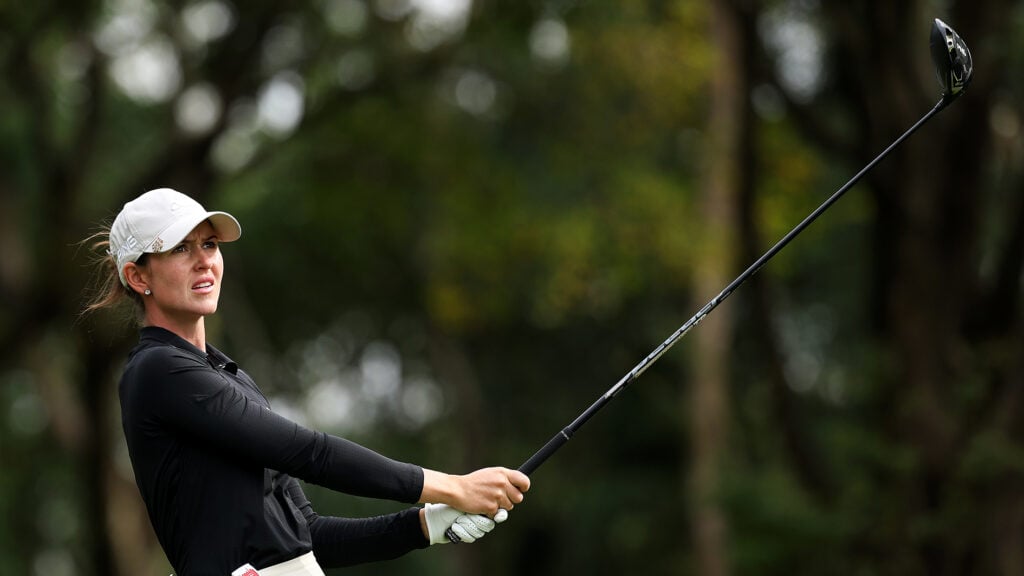 golfspelaren linn grant i svarta golfkläder på en golfbana i kina