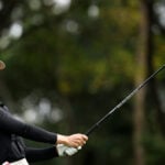 golfspelaren linn grant i svarta golfkläder på en golfbana i kina