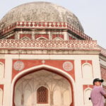 golfspelare framför tempel i Indien