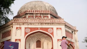 golfspelare framför tempel i Indien