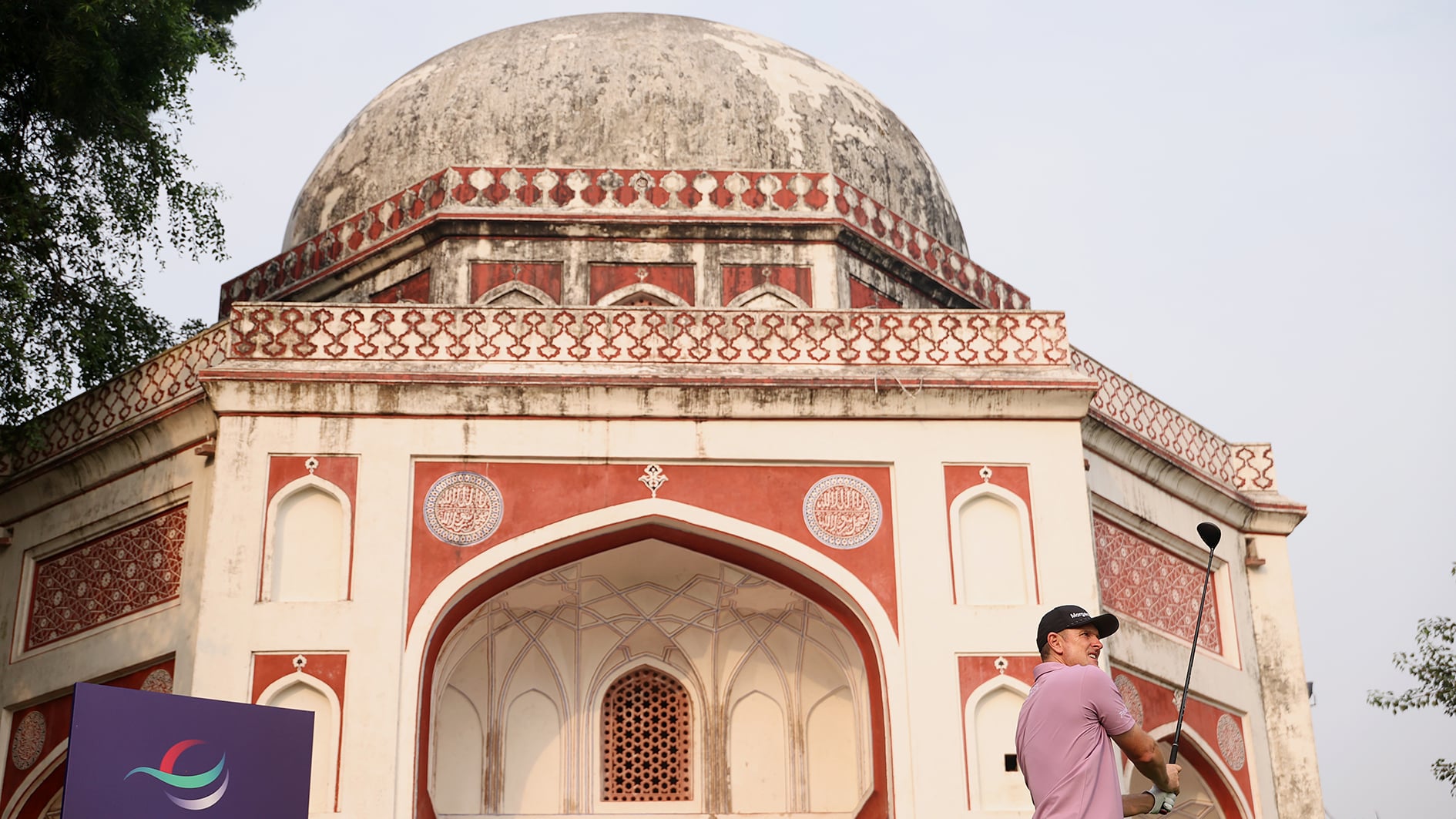 golfspelare framför tempel i Indien