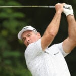 golfspelare svingar golfklubba på golfbana