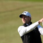 golfspelare i varma golfkläder på golfbana i sydkorea