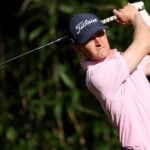 golfspelaren marcus kinhult i rosa golfpiké