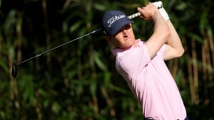 golfspelaren marcus kinhult i rosa golfpiké