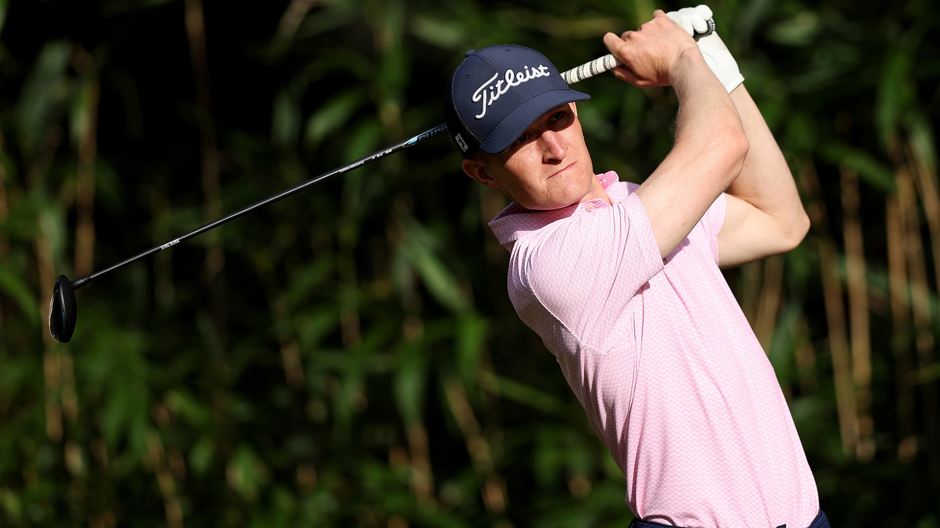 golfspelaren marcus kinhult i rosa golfpiké