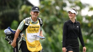 glad caddie och spelare på golfbana under golftävling