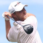 golfspelare med vita golfkläder