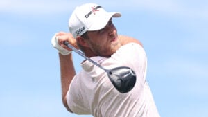 golfspelare med vita golfkläder