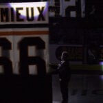 Austin Lemieux tittar på när pappa Mario Lemieuxs tröja hissas ner