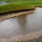 översvämmad golfbunker på golfbana