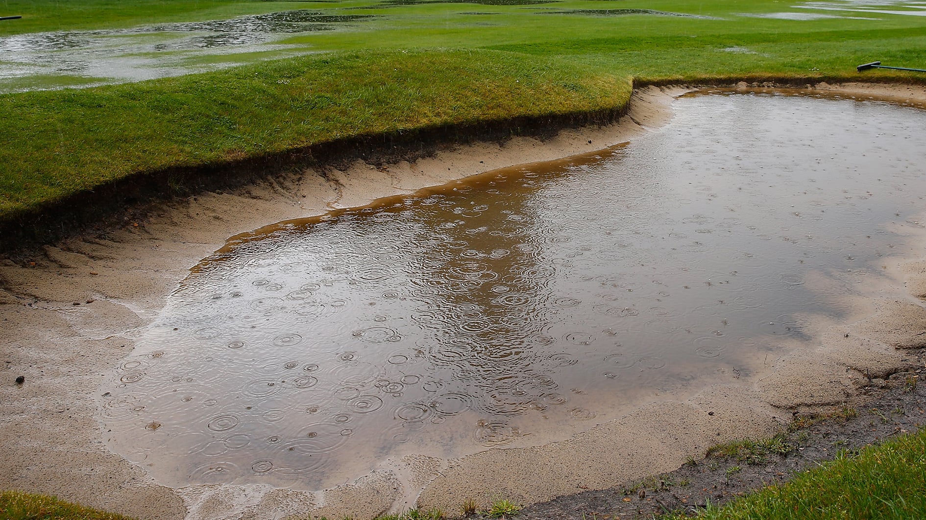 översvämmad golfbunker på golfbana