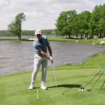 golftränare visar golfsving på golfbana vid sjö
