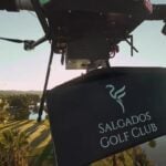 drönare med matkasse ovanför golfbana i portugal