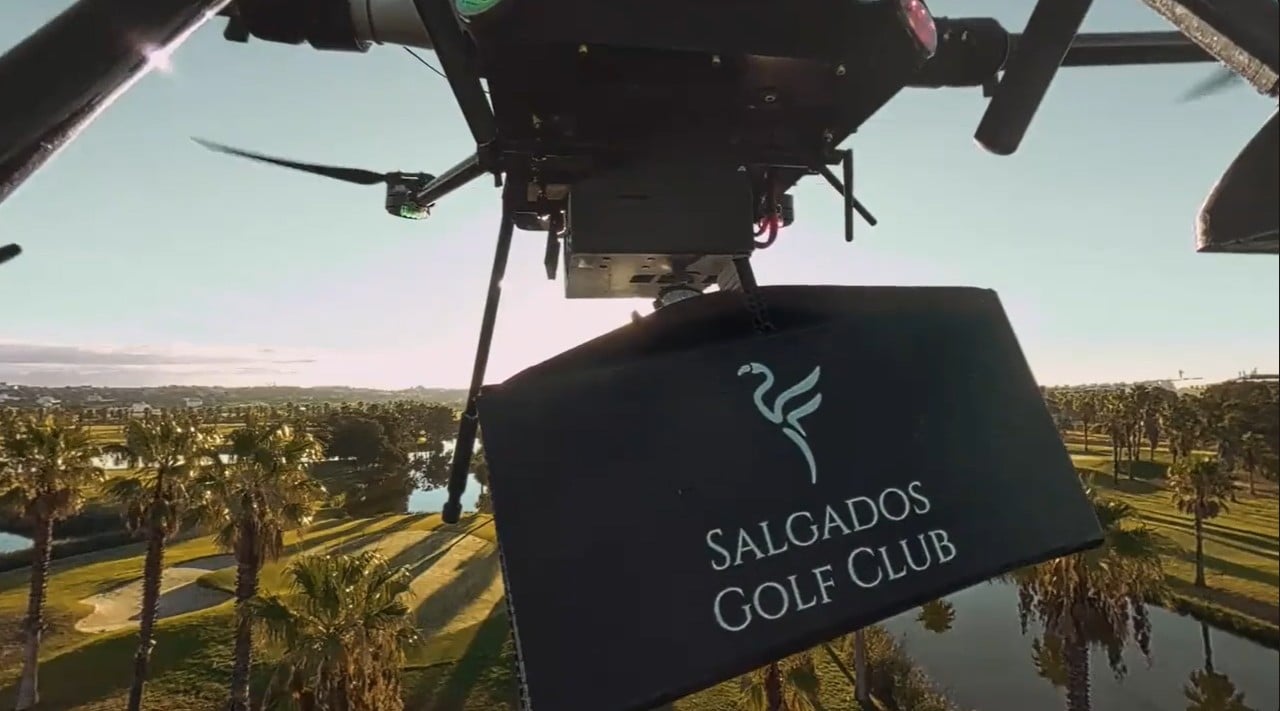 drönare med matkasse ovanför golfbana i portugal