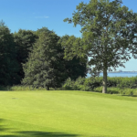 golfbana på öland med ölandsbron i bakgrunden